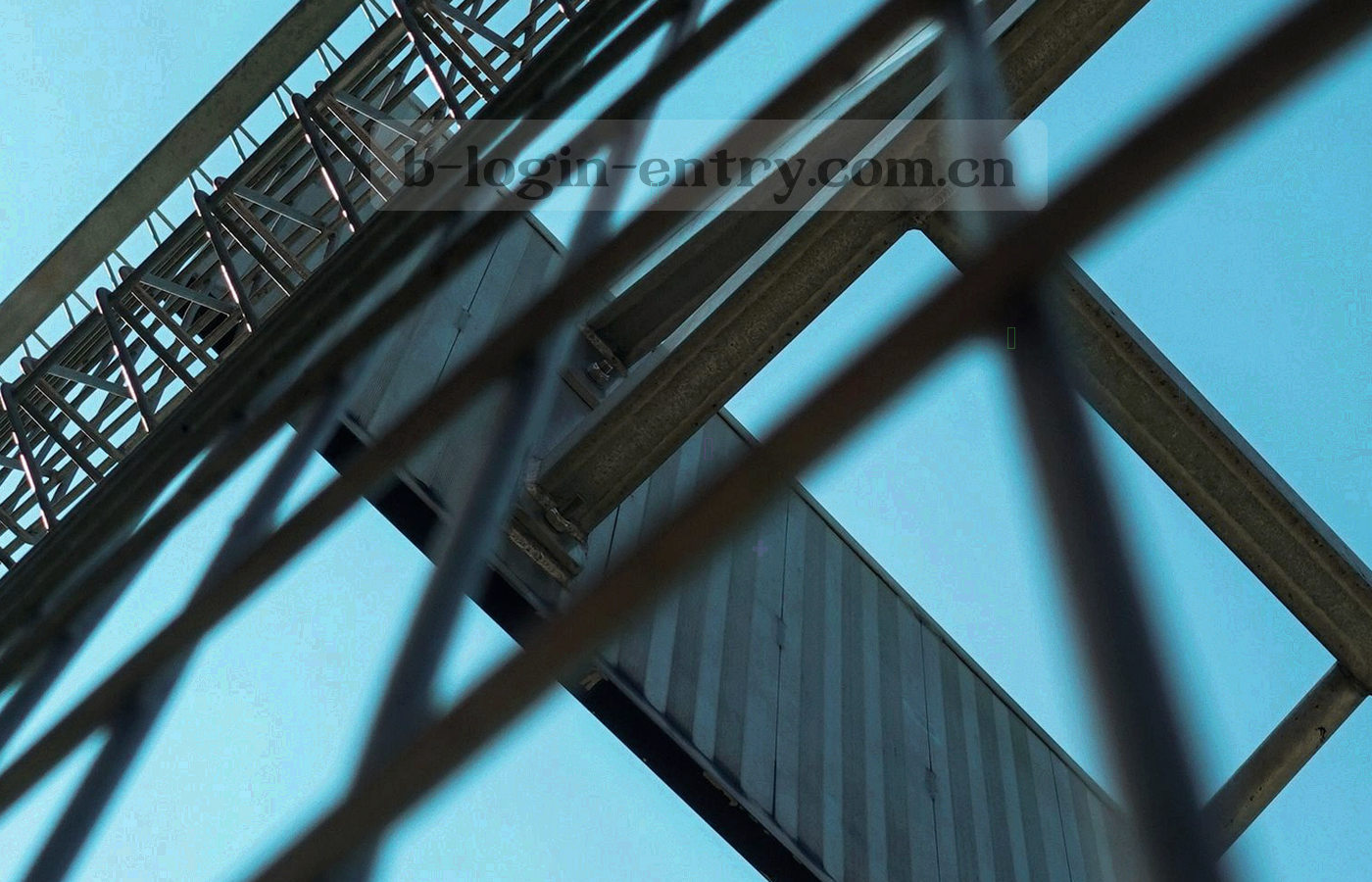 球场看台与草皮交界处的局部画面，用于场馆资料说明